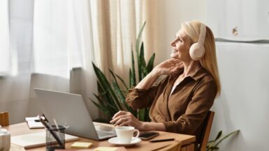 « Ils bossent moins chez eux » : 7 croyances absurdes sur le télétravail que la science démonte une à une