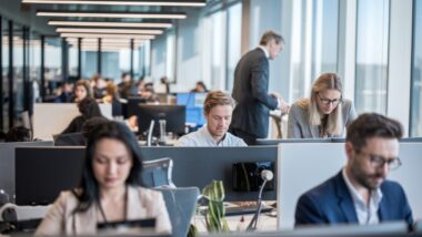 Des employés divers travaillent en équipe dans un bureau moderne