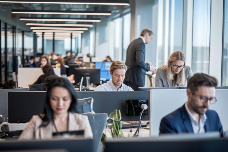 Des employés divers travaillent en équipe dans un bureau moderne