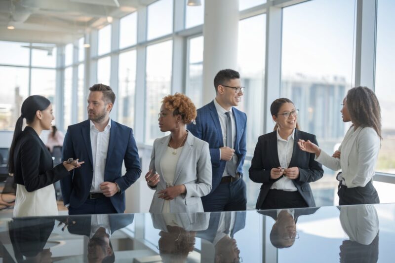Réunion de professionnels RH dans un bureau moderne