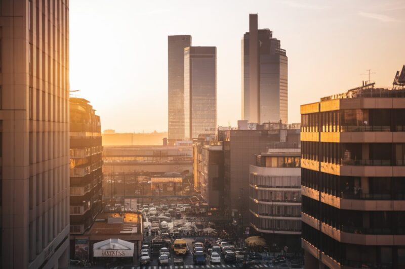 Vue urbaine de Milan au coucher du soleil